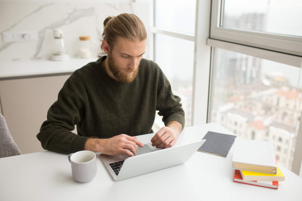 Joven conectándose a internet desde su habitación